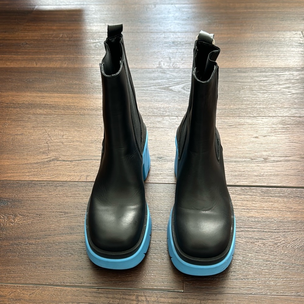 Unlace Italian NWOT Leather with Blue rubber bottom. No box